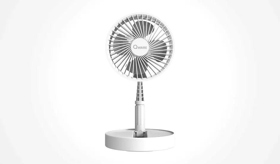 Ventilateur de table blanc Qware avec pied rond sur fond clair.
