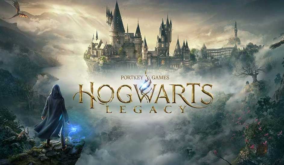 Een spelafbeelding toont kasteel Zweinstein in mistige bergen, met de gouden titel "Hogwarts Legacy" en een figuur met een toverstaf.