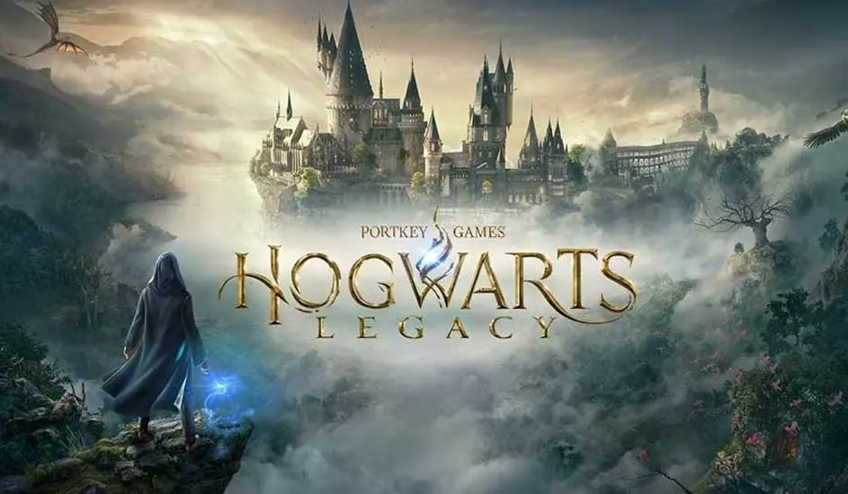 Une personne encapuchonnée se tient devant le titre doré "Hogwarts Legacy". Un château, des oiseaux et un paysage brumeux sont en arrière-plan.