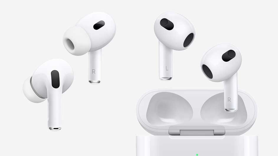 Quatre écouteurs blancs et un étui de chargement blanc sont disposés sur un fond blanc uni.