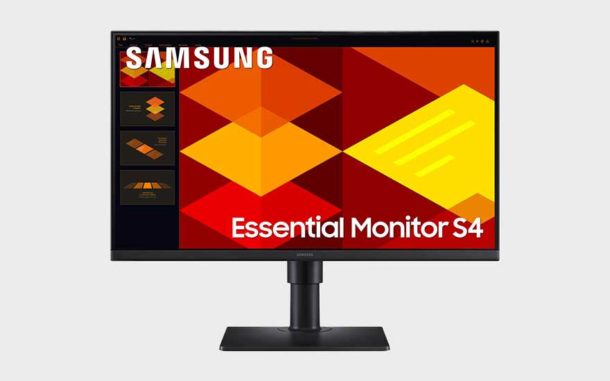 Een Samsung Essential Monitor S4 staat op een zwarte voet en toont kleurrijke geometrische vormen met een donker zijmenu op het scherm.