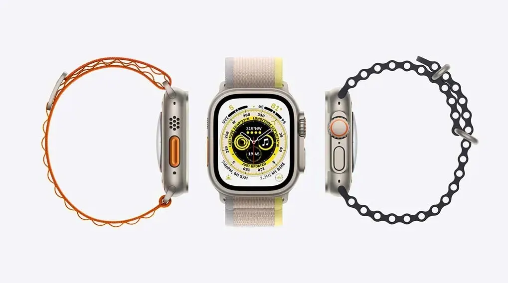 Trois montres intelligentes sont alignées avec différents bracelets : orange, beige et noir, sur un fond blanc. L'écran affiche une boussole.