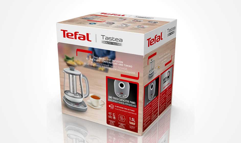 Een Tefal Tastea-doos staat op een witte, glanzende ondergrond. De verpakking toont een elektrisch apparaat met glazen kan, kopjes en warme dranken.