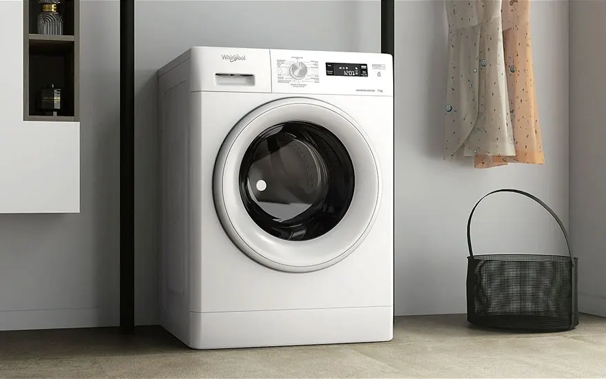 Machine à laver blanche avec hublot noir, panier à linge noir et étagères blanches dans une buanderie.