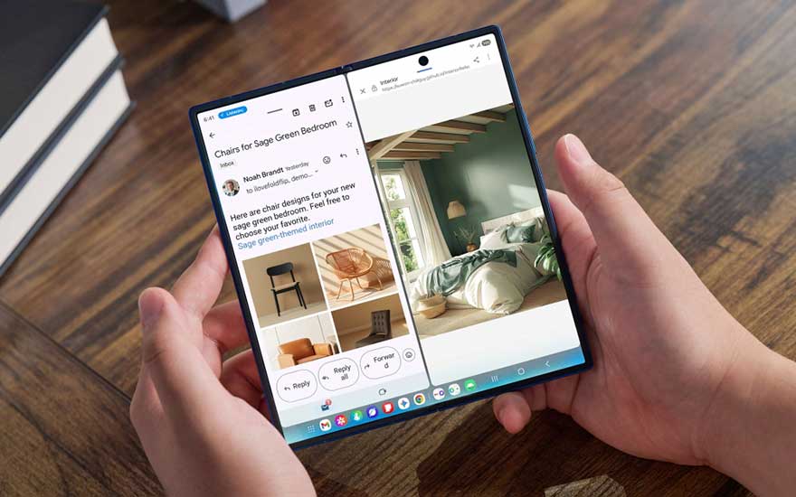 Une personne tient un smartphone pliable ouvert comme une tablette, affichant deux applications d’aménagement intérieur côte à côte.