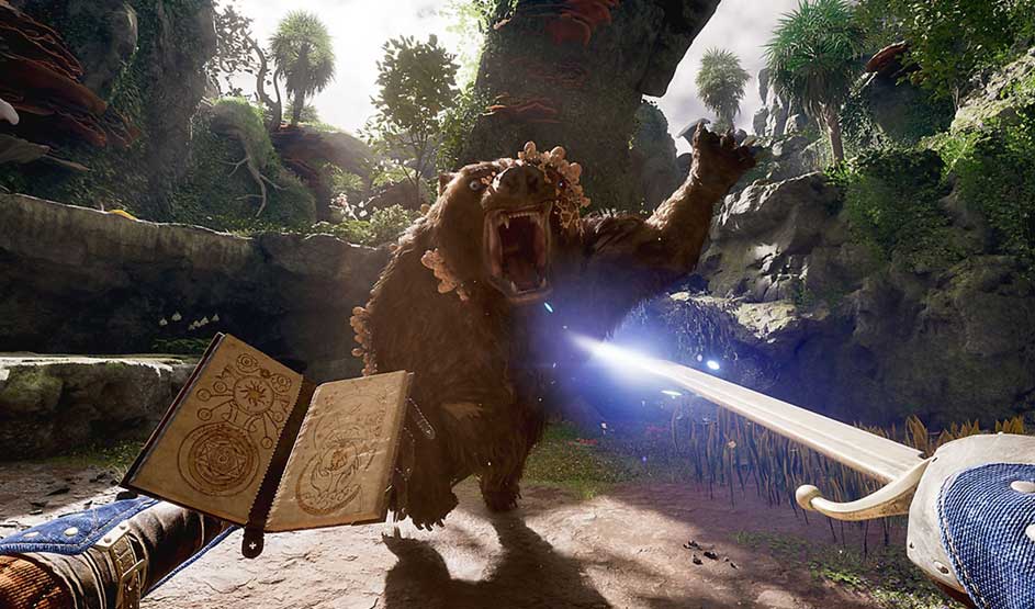 Een magische beer wordt aangevallen met een zwaard en toverspreuken in een groen bos. Merk: Immortals of Aveum.