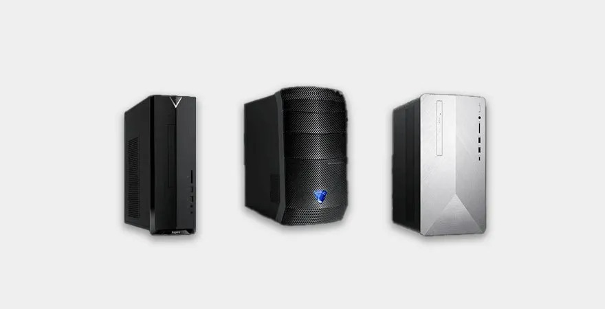 Drie desktop computers in zwart en zilver tegen een witte achtergrond.