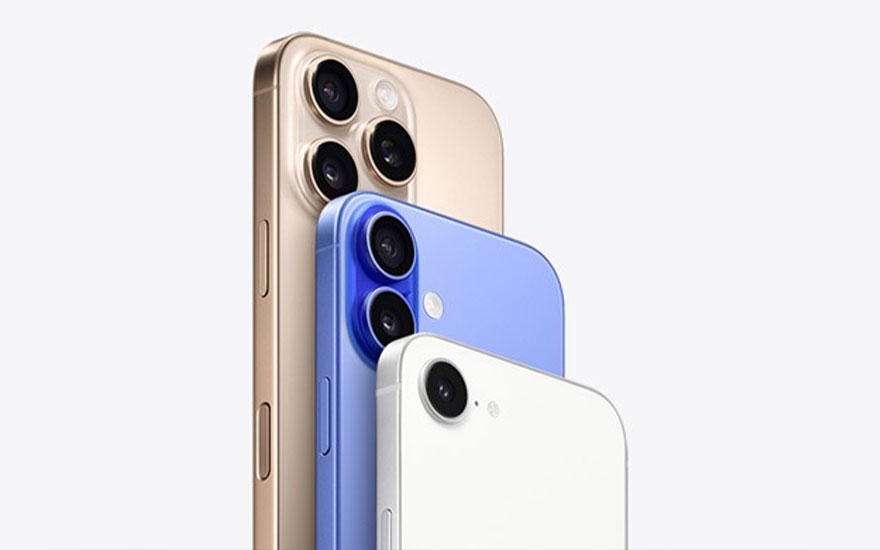 Drie telefoons, goud, blauw en wit, gestapeld. Elke telefoon heeft lenzen aan de achterkant. De achtergrond is lichtgrijs.