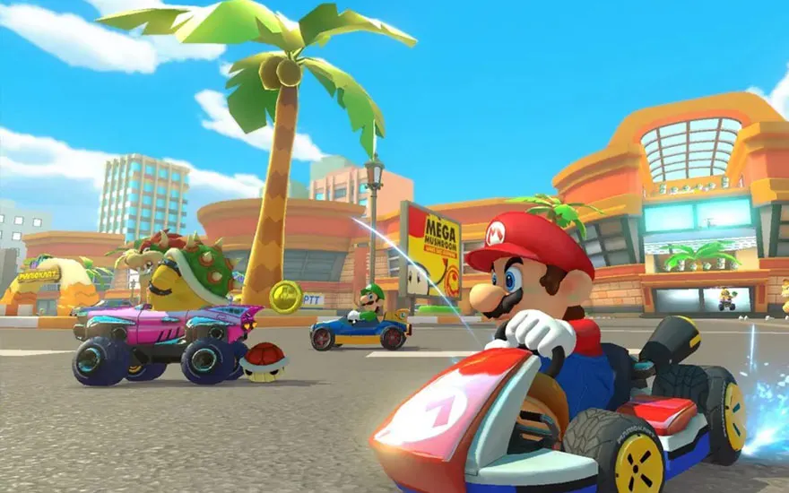 Action de course Mario Kart avec Mario en tête dans son kart, tandis que d'autres coureurs le poursuivent à travers une ville tropicale.