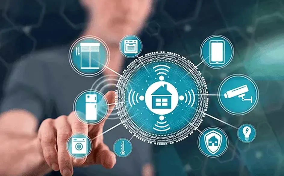 Een blauwe interface toont pictogrammen van een huis, beveiliging, apparaten en een lift. Een hand wijst naar de interface.