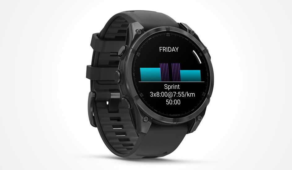 Montre de sport noire avec écran rond affichant un plan d’entraînement sprint, la durée et le jour de la semaine.