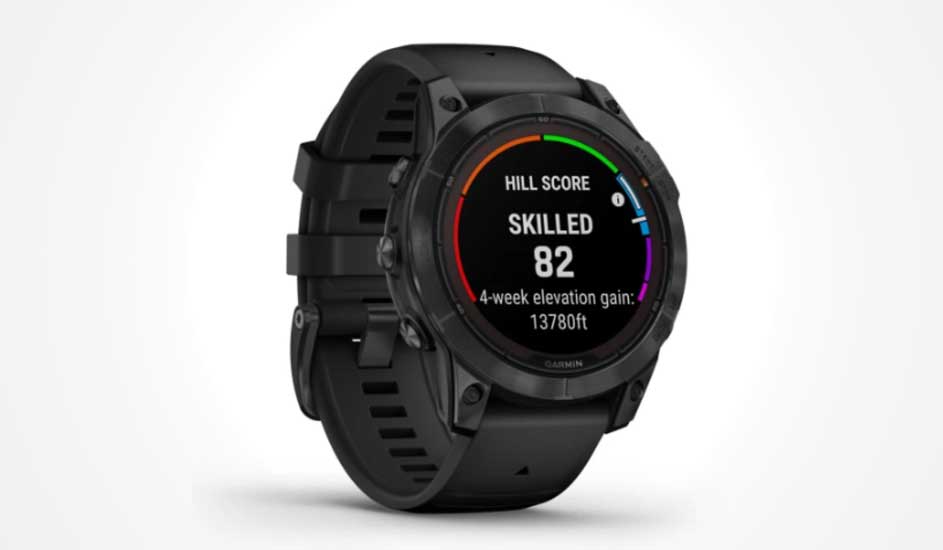 Montre de sport noire affichant un Hill Score, niveau « Skilled », score de 82 et gain d’altitude sur 4 semaines : 13780ft.