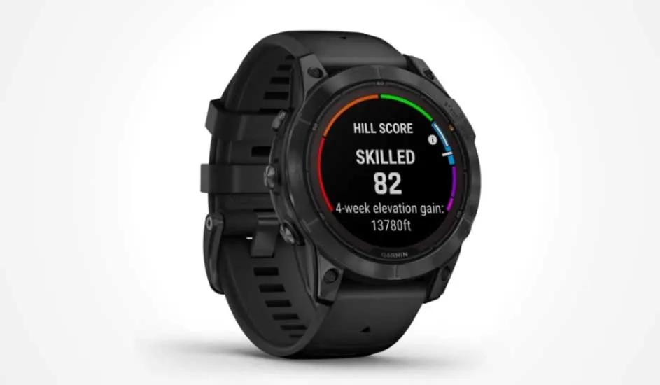 Zwarte sporthorloge toont een scherm met Hill Score, vaardigheid, score 82 en hoogtewinst van 13780ft in vier weken.
