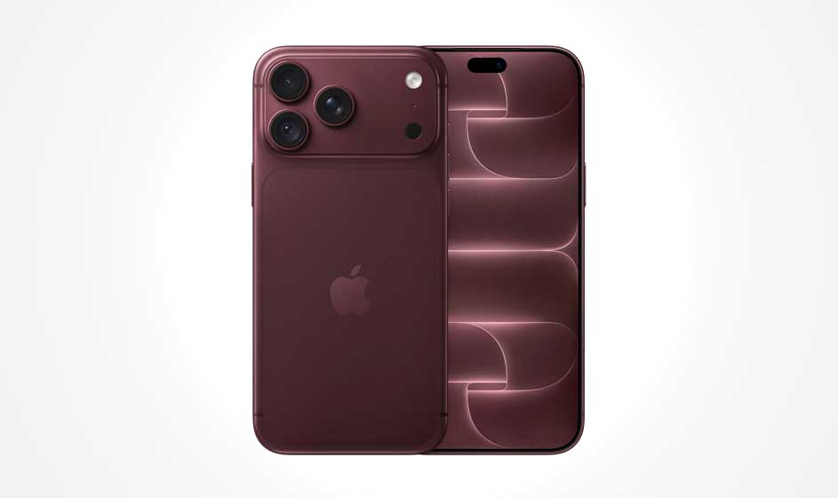 Een donkerrode smartphone wordt voor en achter getoond. De achterkant heeft drie camera’s, een flitser en een centraal logo; de hoes is eveneens rood.