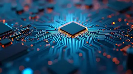 Carte de circuit imprimé bleue et noire avec une puce carrée au centre, entourée de points orange.