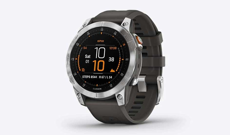 Zilverkleurig Garmin horloge met bruine band toont tijd 10:10, datum zat 01, 8544 stappen. Witte achtergrond.