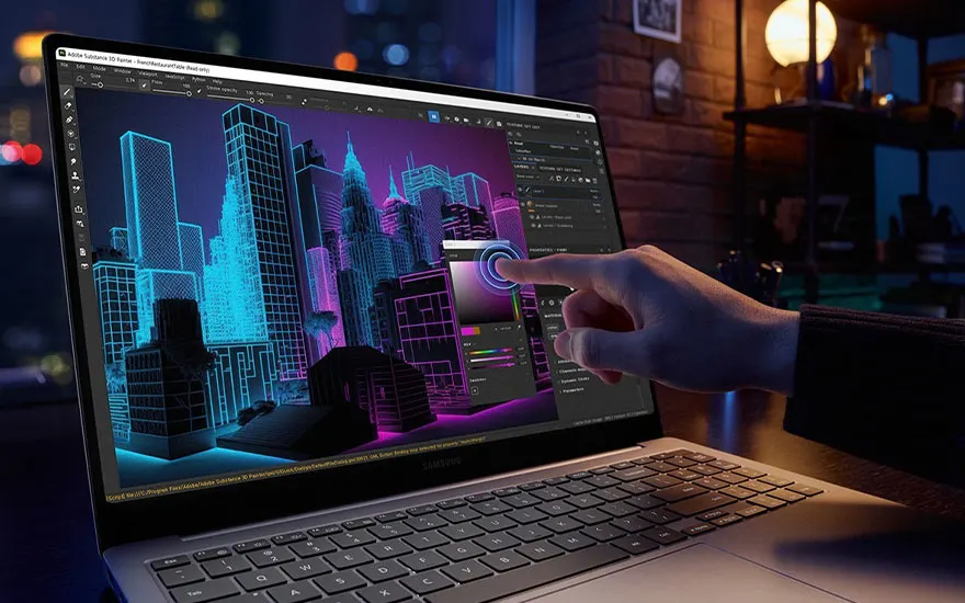 Een laptop toont een blauw en paars stadslandschap op het scherm. Een vinger raakt het scherm aan. Op de achtergrond een bakstenen muur en een lamp.