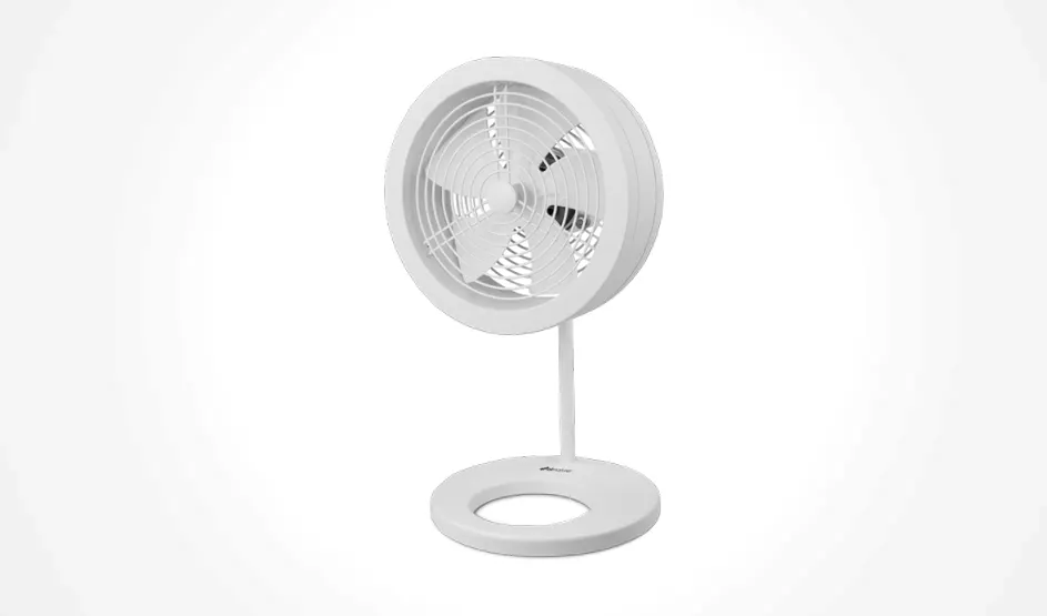 Ventilateur de table blanc avec pied rond sur fond clair.