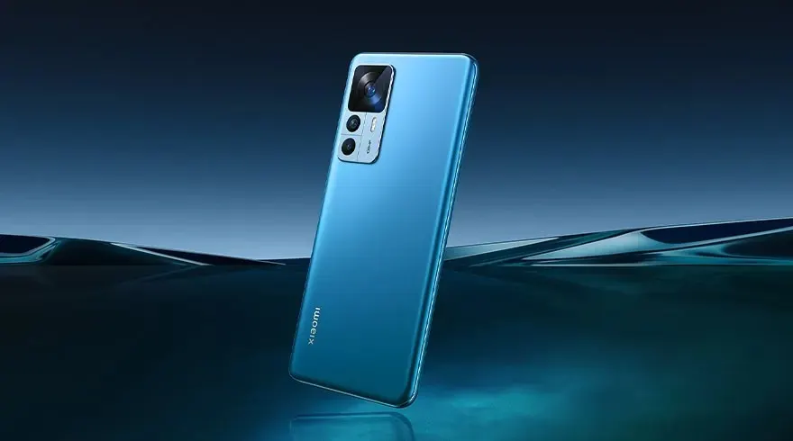Een blauwe smartphone staat op een blauwe achtergrond met golvende lijnen. De camera is zichtbaar.