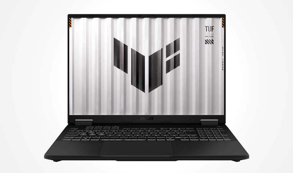 Un ordinateur portable ASUS TUF noir est ouvert sur fond blanc; l’écran affiche un motif gris rayé avec un grand logo TUF et du texte.