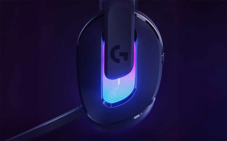 Une souris gaming noire avec le logo Logitech G affiche un éclairage RGB bleu et violet vibrant sur un arrière-plan sombre.