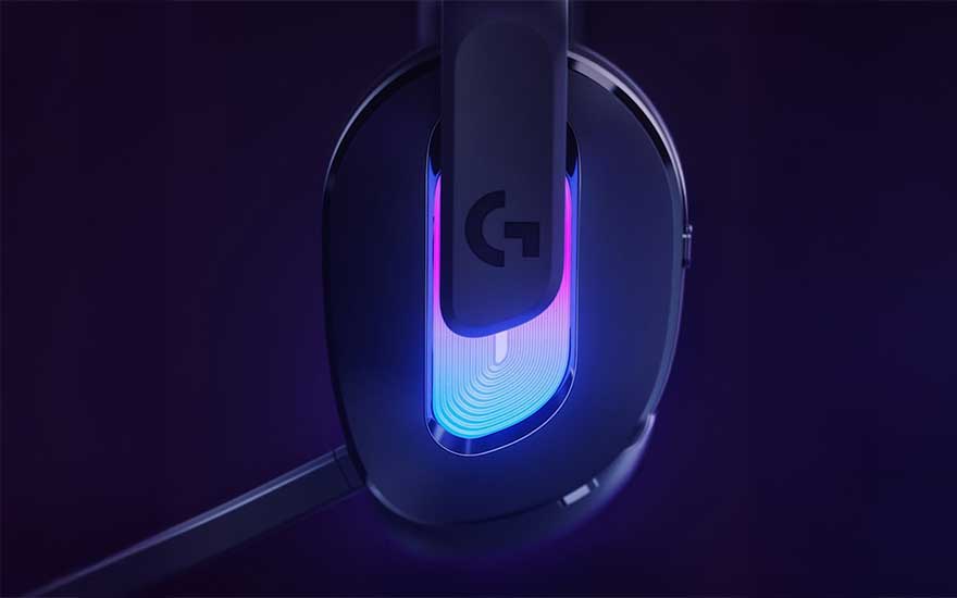 Een zwarte gaming muis met het Logitech G-logo toont levendige blauwe en paarse RGB-verlichting tegen een donkere achtergrond.