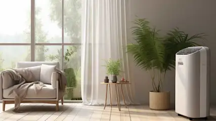 Intérieur lumineux avec fauteuil beige, table en bois, plantes vertes et climatiseur blanc près d'une fenêtre.