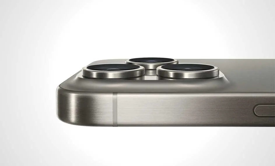 Een zilverkleurige smartphone ligt op een witte achtergrond, met drie camera's aan de achterkant.