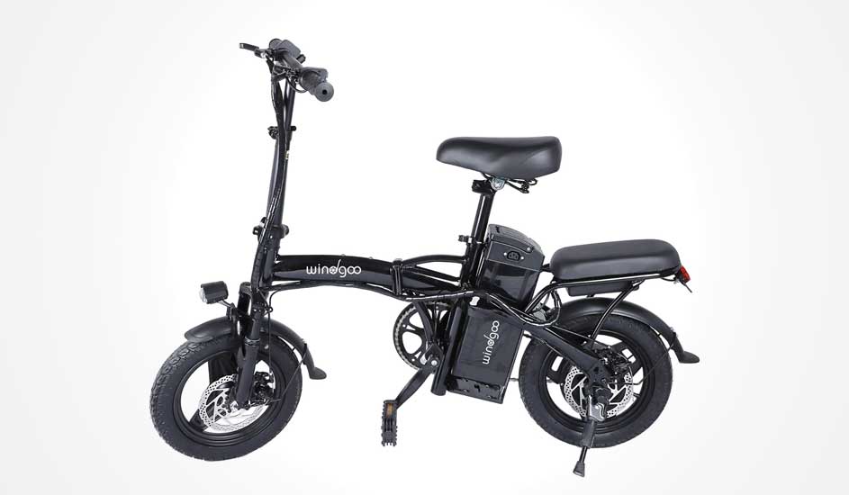Een zwarte opvouwbare elektrische fiets van windgoo met dikke banden, dubbele zit en accu zichtbaar onder het zadel.