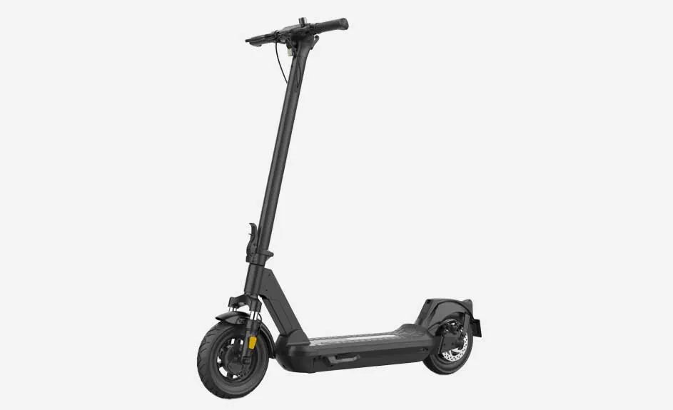 Une trottinette électrique noire avec guidon est visible sur un fond blanc uni.