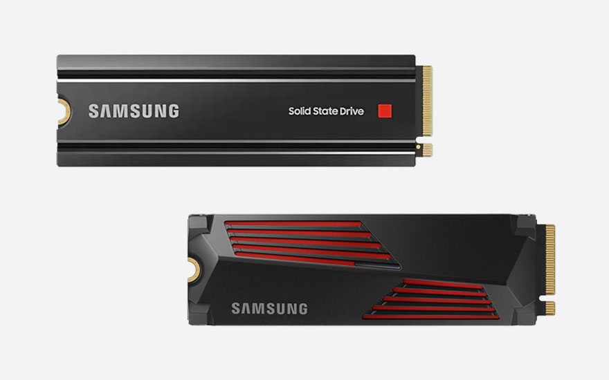 Twee zwarte Samsung Solid State Drives liggen op een witte achtergrond. De bovenste heeft een rode vierkantje.