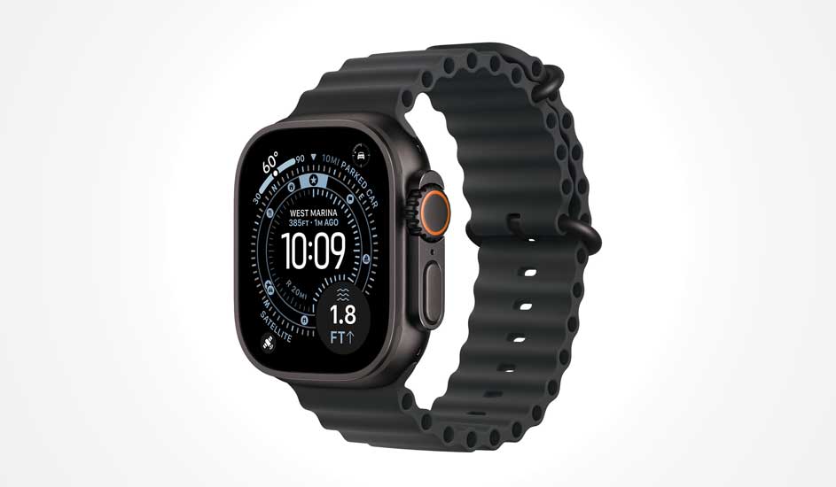 Een zwarte smartwatch met robuuste band toont digitale tijd, temperatuur, hoogte, locatiegegevens en sportinformatie op het scherm.