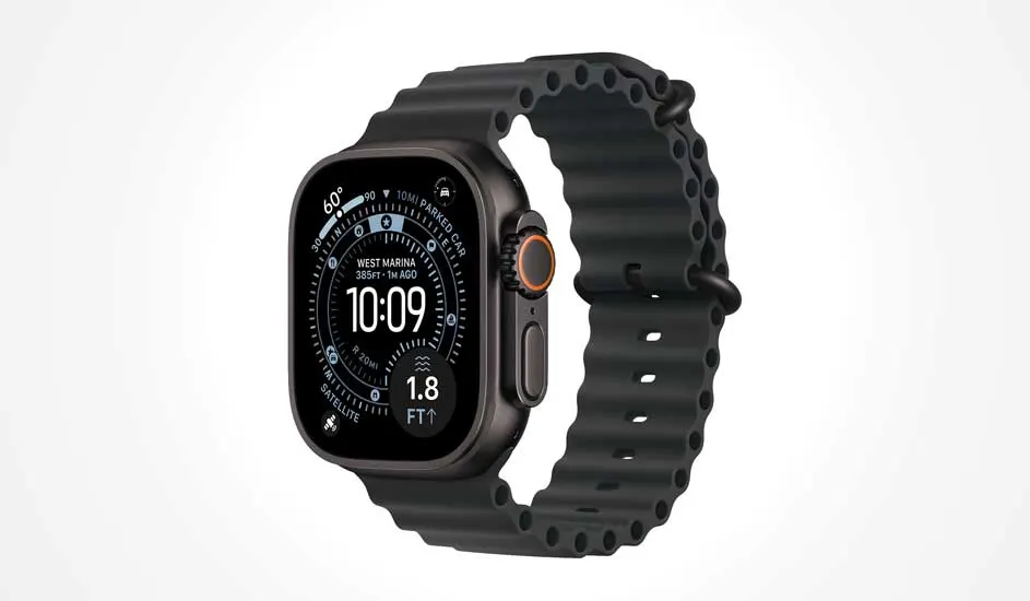 Een zwarte smartwatch met robuuste band toont digitale tijd, temperatuur, hoogte, locatiegegevens en sportinformatie op het scherm.