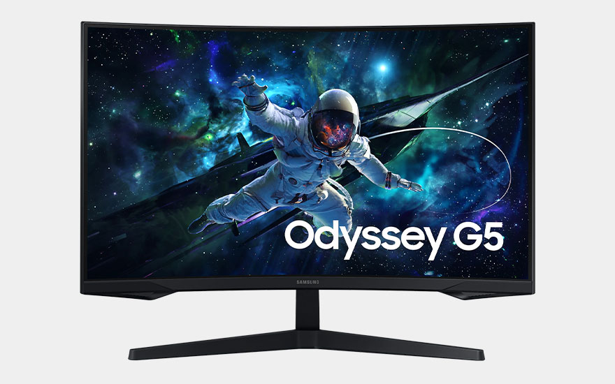 Un moniteur incurvé Samsung Odyssey G5 avec une scène spatiale spectaculaire : astronaute flottant parmi des nébuleuses colorées.