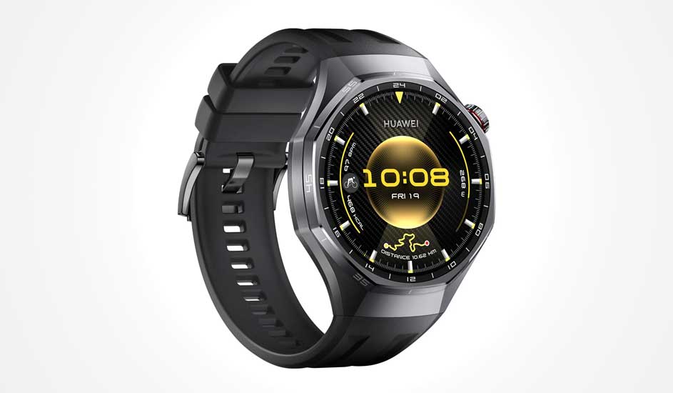 Een ronde zwarte Huawei smartwatch met zwart bandje toont de tijd, datum en afstand in gele cijfers op een modern digitaal scherm.