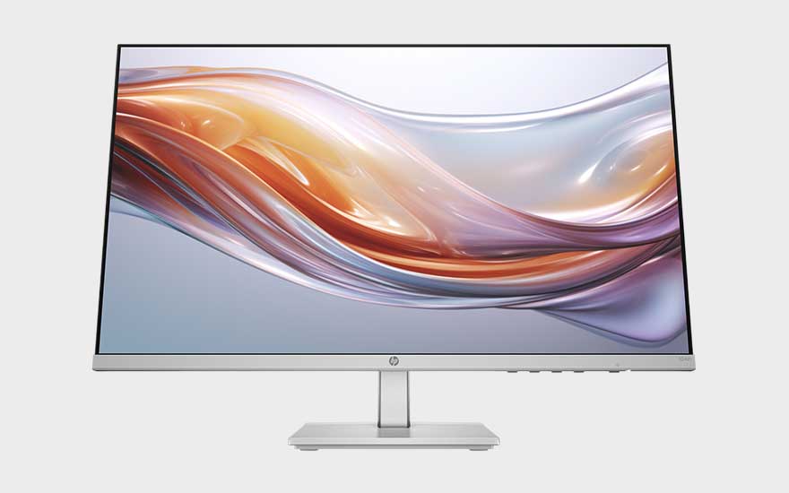 Een zilverkleurige HP-monitor staat op een bijpassende voet en toont een elegante abstracte golf met oranje, paarse en zilveren tinten.