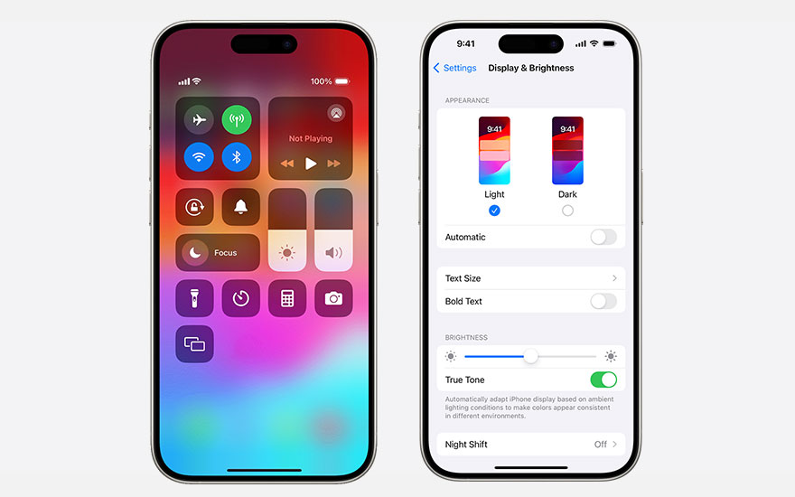 Deux iPhones affichent les paramètres d'affichage : l'un le centre de contrôle et l'autre les options clair et sombre.