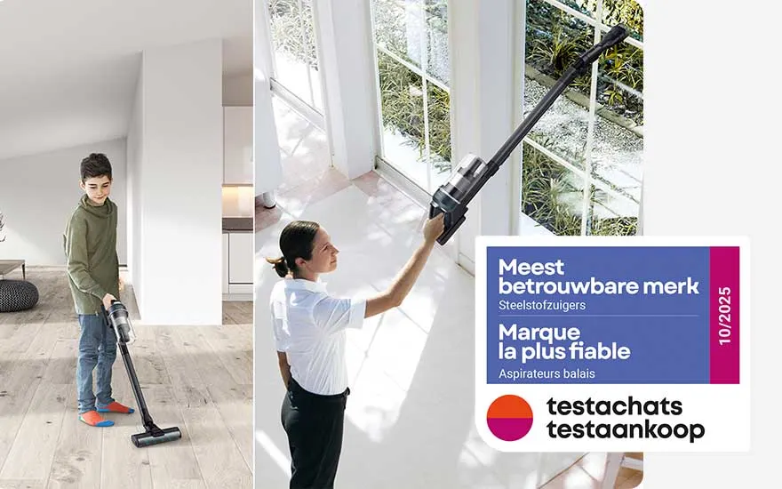 Jongen en vrouw gebruiken steelstofzuiger op vloer en raam, naast label dat merk bekroont tot meest betrouwbare steelstofzuiger 10/2025.