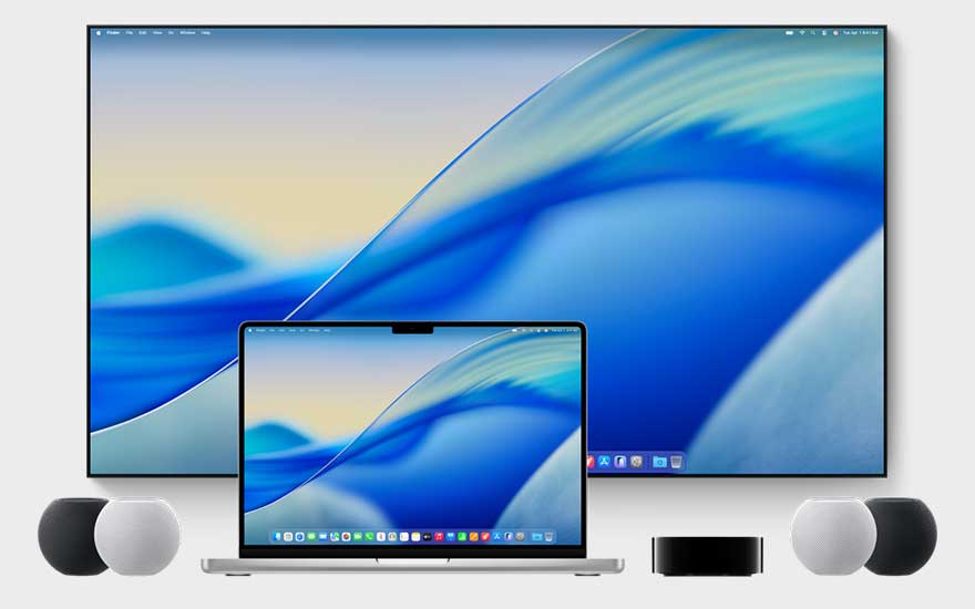 Een laptop en groot beeldscherm tonen dezelfde blauwe abstracte achtergrond, omringd door slimme speakers in een strak geheel.
