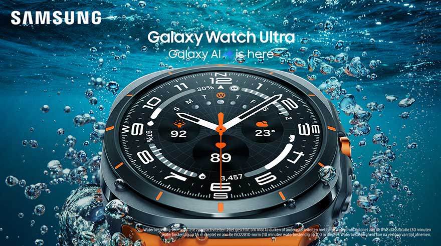 Montre Samsung Galaxy Watch Ultra avec cadran noir et orange sous l'eau, entourée de bulles.
