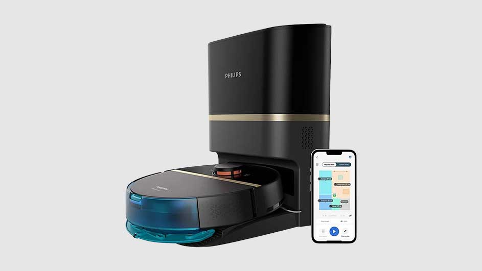 Een zwarte robotstofzuiger in een oplaadstation, met een smartphone-app ernaast op een effen achtergrond.