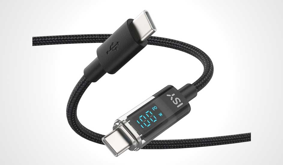 Een zwarte USB-C kabel met display ligt op een witte achtergrond. Het display toont het wattage.