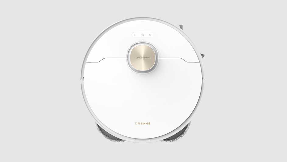 Vue de dessus d'un aspirateur robot blanc avec un bouton doré sur un fond gris uni.