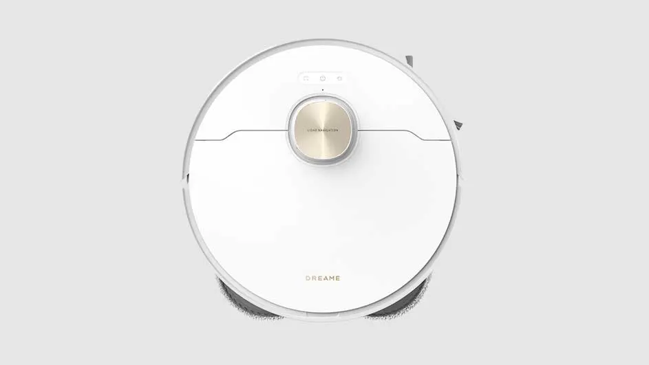 Vue de dessus d'un aspirateur robot blanc avec un bouton doré sur un fond gris uni.