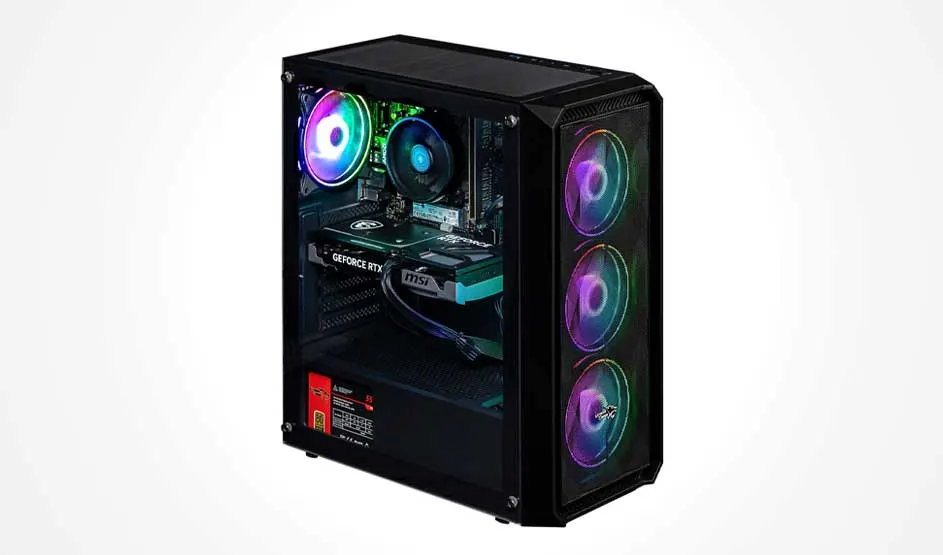 Zwarte gaming-pc met glazen zijpaneel; drie RGB-ventilators vooraan en één binnenin, met GeForce RTX-kaart zichtbaar.