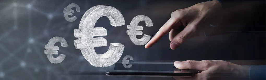 Hand wijst naar tablet, meerdere digitale eurotekens (€) zweven erboven; technologie en financiën, geen merk zichtbaar.