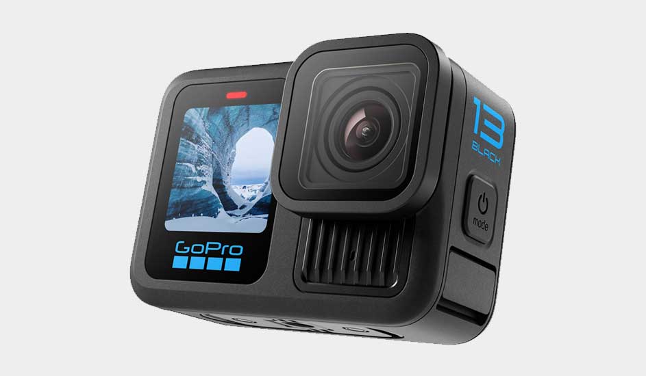 Een zwarte GoPro-camera staat op een witte achtergrond, met een scherm waarop een landschap te zien is.