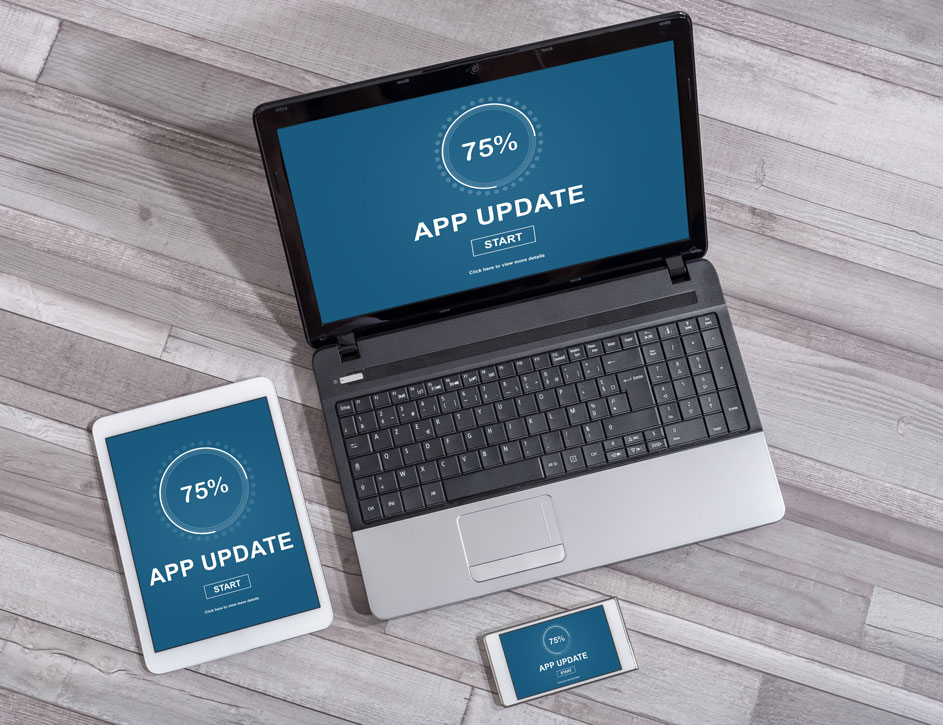 Laptop, tablet en smartphone tonen een app-update van 75% op een houten achtergrond.