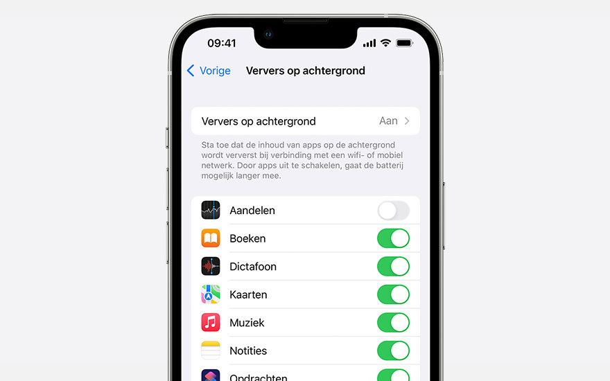Een iPhone-scherm toont de instellingen voor 'Ververs op achtergrond', met apps zoals 'Boeken' en 'Muziek' ingeschakeld.