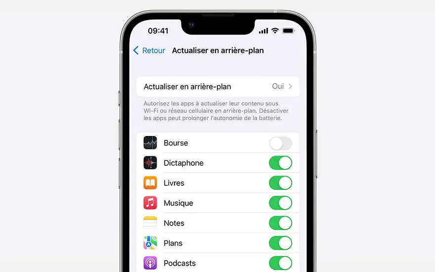 IPhone affichant les paramètres d'actualisation en arrière-plan, avec des applications comme Bourse désactivée et Dictaphone activée.